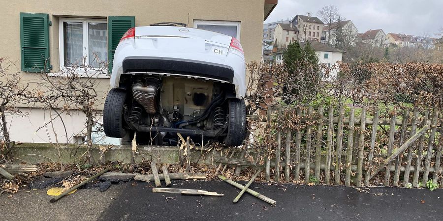 Birsfelden BL: Personenwagenlenker kollidiert mit Hausma