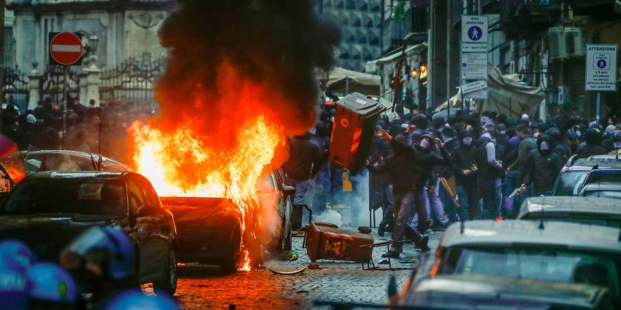 Vermummte Hooligans randalierten vor dem Spiel in Neapel.