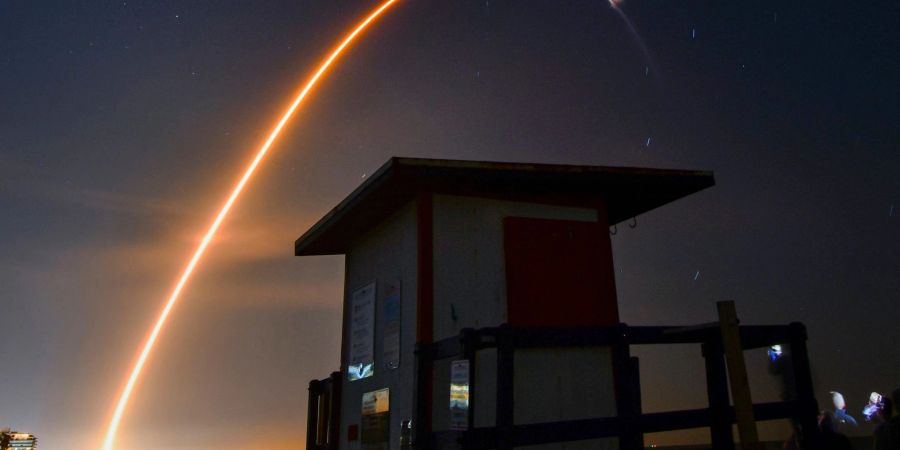 Eine Rakete der Raumfahrtfirma SpaceX startet in Florida mit einem «Dragon»-Frachter zur Internationalen Raumstation (ISS).