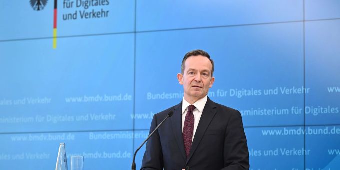 Verkehrsminister Volker Wissing: «Wir brauchen die synthetischen Kraftstoffe. Wir können uns gar nicht erlauben, auf sie zu verzichten». Verkehrsminister Volker Wissing: «Wir brauchen die synthetischen Kraftstoffe. Wir können uns gar nicht erlauben, auf sie zu verzichten».