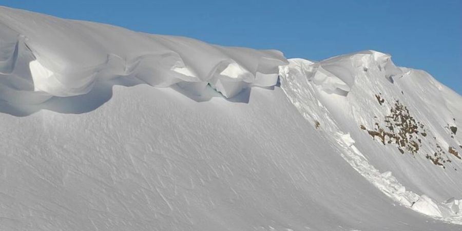 Schneewechte kurz vor dem Brechen in der Nähe von Zinal VS.