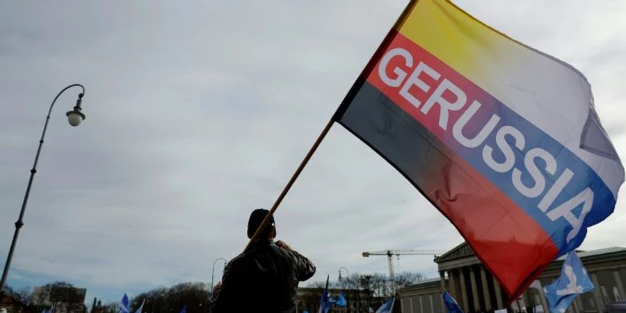 Erfundene Flagge bei Demonstration in München