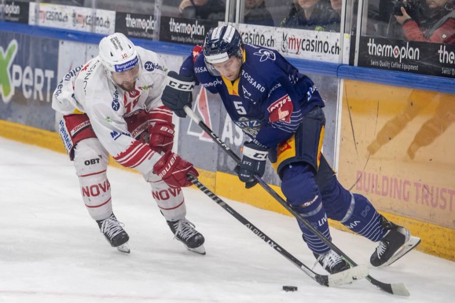 Jeremy Wick (l.) von Rapperswil im Spiel gegen EVZ-Spieler Christian Djoos.