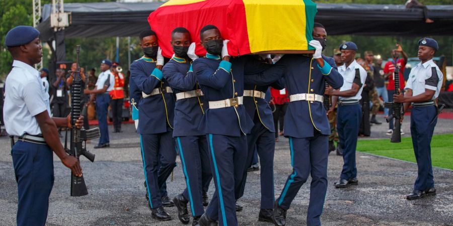 Mitglieder einer militärischen Ehrengarde tragen den Sarg des verstorbenen ghanaischen Fussballspielers Christian Atsu während seiner Beerdigung am State House.