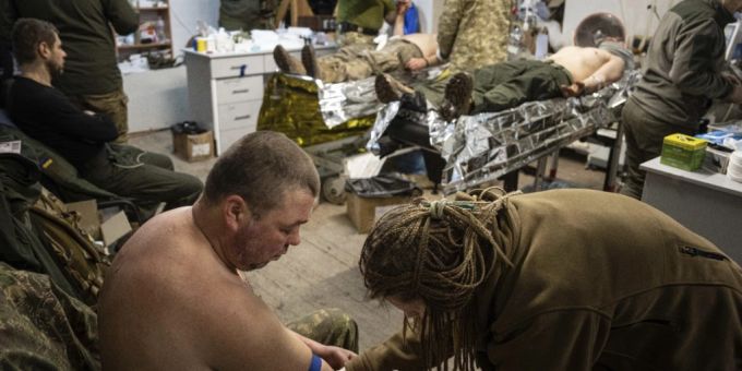 dpatopbilder - Ein ukrainischer Militärsanitäter behandelt in einem Feldlazarett nahe Bachmut einen verwundeten Kameraden. Foto: Evgeniy Maloletka/AP/dpa dpatopbilder - Ein ukrainischer Militärsanitäter behandelt in einem Feldlazarett nahe Bachmut einen verwundeten Kameraden. Foto: Evgeniy Maloletka/AP/dpa