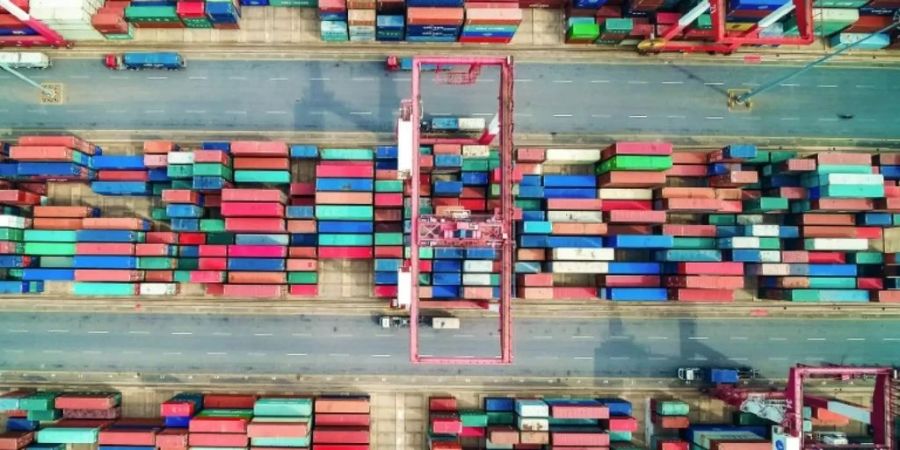 Der IWF prognostiziert der rusischen Wirtschaft künftiges Wachstum (2023: +0,3%, 2024: +2,4%). Andere Organisationen wie die OECD (–5,6%) oder die Weltbank (–2,3%) sehen die russische Wirtsc