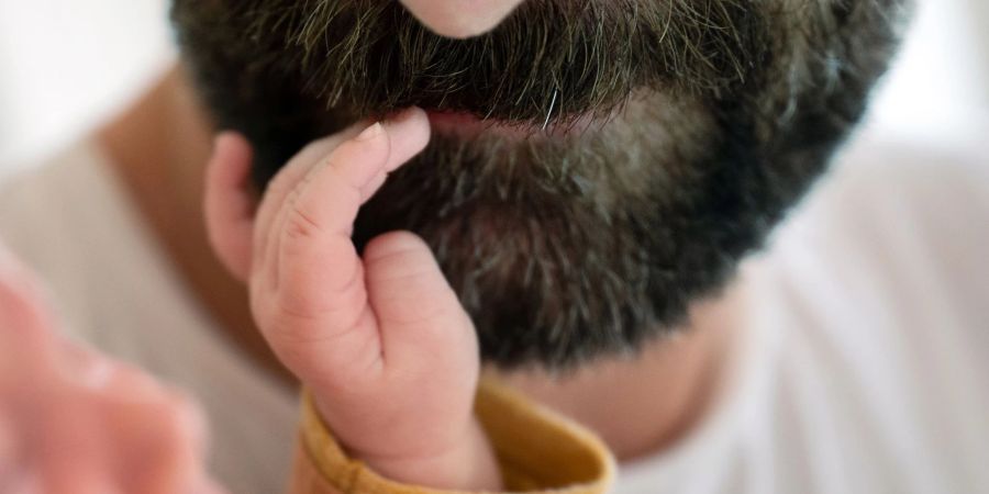 Mehr Zeit für das Kind: Die Dauer des Bezugs von Elterngeld bei Männern beträgt durchschnittlich nur 3,6 Monate.