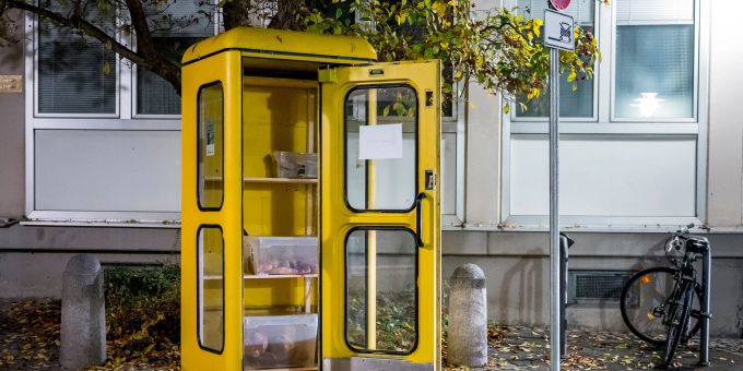 Eine «Foodsharing»-Station in einer gelben Telefonzelle ist mit Brötchen und Borten befüllt. Eine «Foodsharing»-Station in einer gelben Telefonzelle ist mit Brötchen und Borten befüllt.