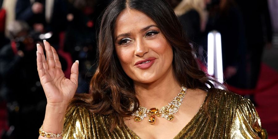 Schauspielerin Salma Hayek steht auf dem roten Teppich während der Premiere des Films «House of Gucci» im Odeon Leicester Square.