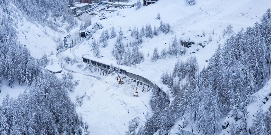 Die Bahnstrecke Täsch - Zermatt war am Samstagmorgen wegen eines Lawinenniedergangs vorübergehend gesperrt. (Archivbild)