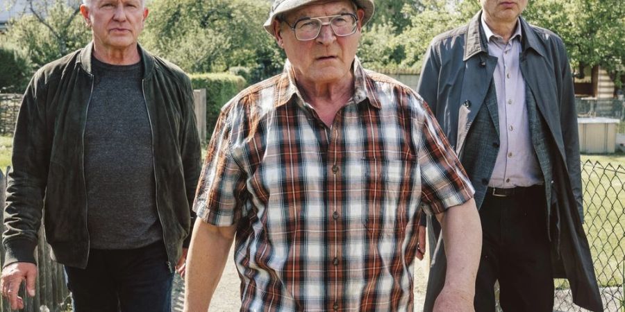 «Tatort: Hackl»: Die Kommissare Ivo Batic (Miroslav Nemec, l.) und Franz Leitmayr (Udo Wachtveitl, r.) nehmen Johannes Bonifaz Hackl (Burghart Klaussner) mit.