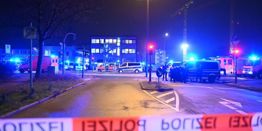 Polizisten und Helfer am Tatort in Hamburg.