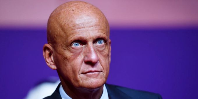 FIFA-Schiri-Boss Pierluigi Collina bei der Auslosung für die WM in Katar. fifa