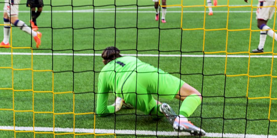 Ein Torhüter fängt den Ball im Fussballspiel. (Symbolbild)