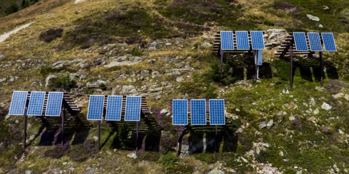 Erneuerbare Energien wie diese Photovoltaik-Anlagen stärken laut einer Studie der Energie-Stiftung die Versorgungssicherheit der Schweiz.(Archivbild) Erneuerbare Energien wie diese Photovoltaik-Anlagen stärken laut einer Studie der Energie-Stiftung die Versorgungssicherheit der Schweiz.(Archivbild)