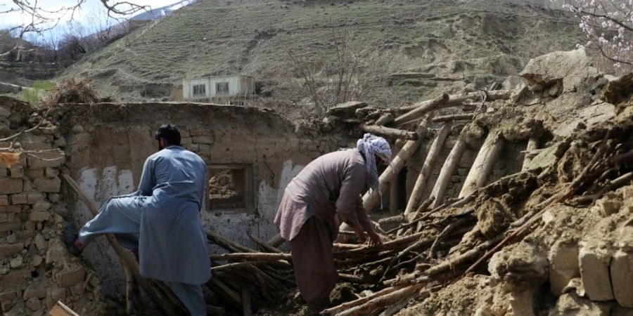 Aufräumarbeiten im afghanischen Dorf Sootsch am Tag nach dem Beben