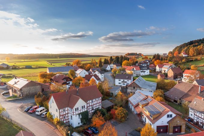 Eine gute Nachbarschaft dient dem Dorfleben. Dorfleben Nachbarschaft