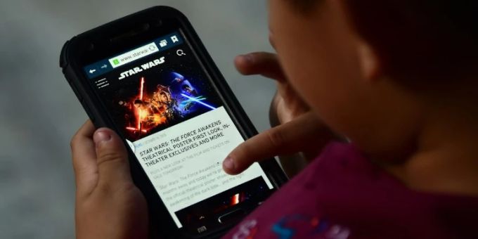 Kind mit Smartphone Kind mit Smartphone