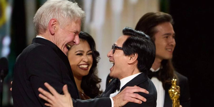 Harrison Ford (l.) und Ke Huy Quan freuen sich über ihr Wiedersehen.