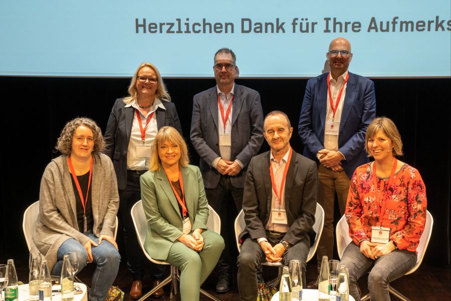 Die Teilnehmenden der Podiumsdiskussion zusammen mit Manuela Stier (hinten links).