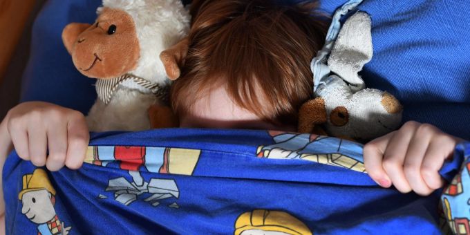Ein Junge zieht sich vor Angst die Bettdecke über das Gesicht. In einem Kinderbuch geben mitunter Thomas Müller und Rolf Zuckowski Tipps gegen Ängste und Sorgen. Ein Junge zieht sich vor Angst die Bettdecke über das Gesicht. In einem Kinderbuch geben mitunter Thomas Müller und Rolf Zuckowski Tipps gegen Ängste und Sorgen.