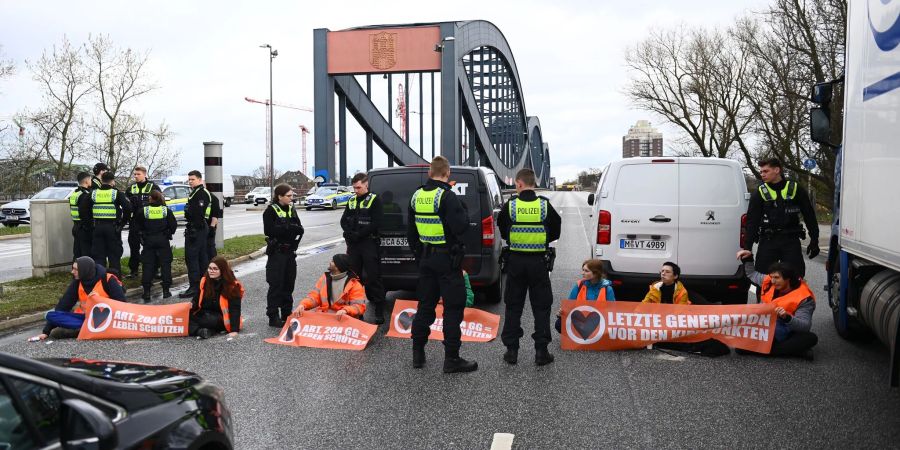 Klimaaktivisten der Bewegung Letzte Generation blockieren die Elbbrücken stadteinwärts.