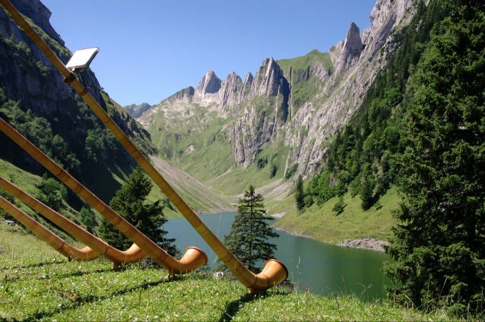 Das Alphorn ist ein Schweizer Traditionsinstrument. Alphörner