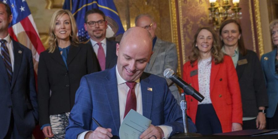 Gouverneur Spencer Cox unterzeichnet zwei Gesetze zur Regulierung sozialer Medien. Foto: Trent Nelson/The Salt Lake Tribune/AP/dpa - ACHTUNG: Nur zur redaktionellen Verwendung und nur mit vollständiger Nennung des vorstehenden Credits