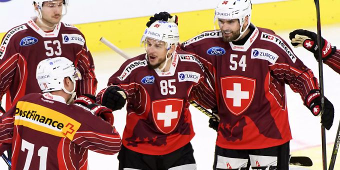 Schweizer Torjubel in Visp gegen Norwegen: Sowohl Sven Andrighetto (Nr. 85 zum 5:0) wie Philippe Furrer (Nr. 54 zum 4:0) trafen. Schweizer Torjubel in Visp gegen Norwegen: Sowohl Sven Andrighetto (Nr. 85 zum 5:0) wie Philippe Furrer (Nr. 54 zum 4:0) trafen.
