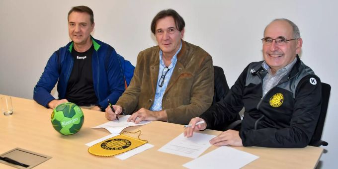 Andy Dittert (Sportchef), Zoltan Cordas, Hans Wey (Präsident) bei der Vertragsunterzeichnung. Vertragsunterzeichnung