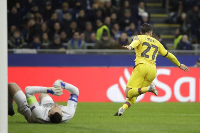 Carles Pérez erzielt die frühe Führung für Barca. bvb