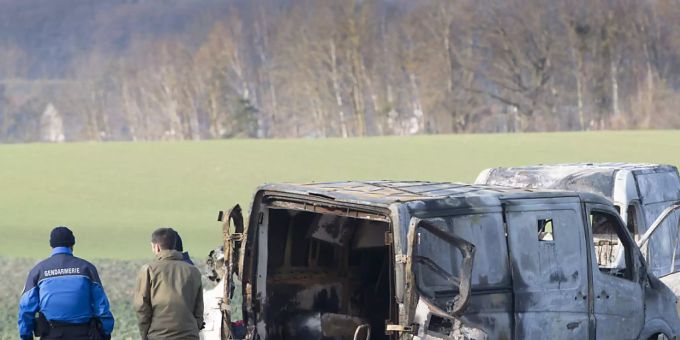 Unbekannte bewaffnete Täter hatten am 2. Dezember bei Daillens VD einen Geldtransporter von Secure Post überfallen, das Fahrzeug aufgesprengt und in Brand gesteckt. Wie gross die Beute war, ist nicht bekannt. (Archivbild) securepost