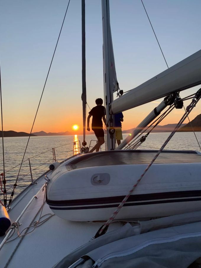Sonnenuntergang auf dem Segelboot. Auf dem Segelboot