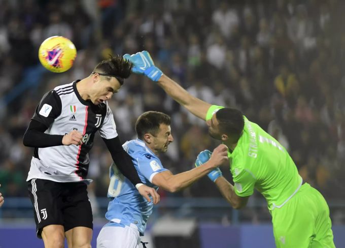 Keeper Thomas Strakosha (Lazio Rom) faustet den Ball vor Cristiano Ronaldo (Juventus Turin) weg. Cristiano Ronaldo