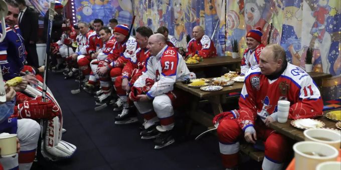 Putin und die anderen Spieler beim Teetrinken. Russia Putin
