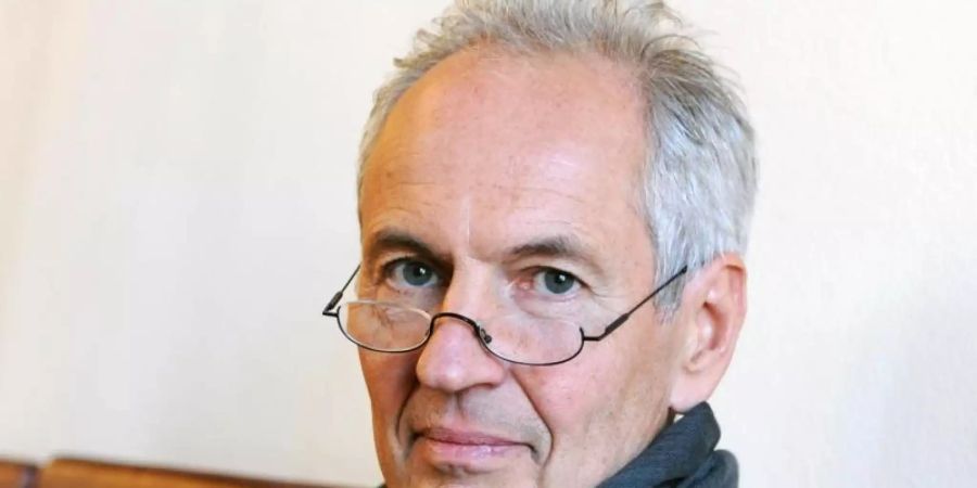 Der Schriftsteller Eugen Ruge legt nach. Foto: Arne Dedert/dpa