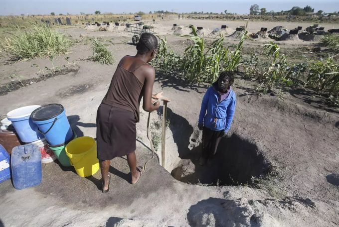 Auch die Bevölkerung leidet unter der schlimmen Dürre. Africa city drinking water