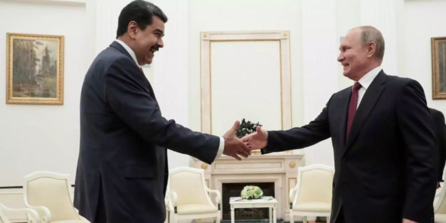 Putin (r.) begrüsst Maduro im Kreml