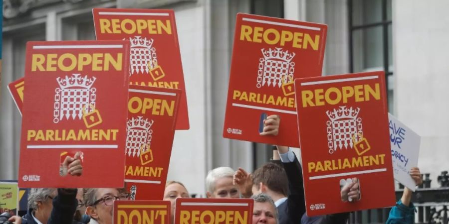 Demonstranten fordern Ende der Parlaments-Zwangspause