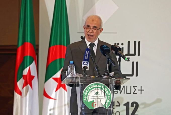 Präsident der unabhängigen nationalen Wahlbehörde, Mohamed Charfi, verkündet die Wahlergebnisse: algerien