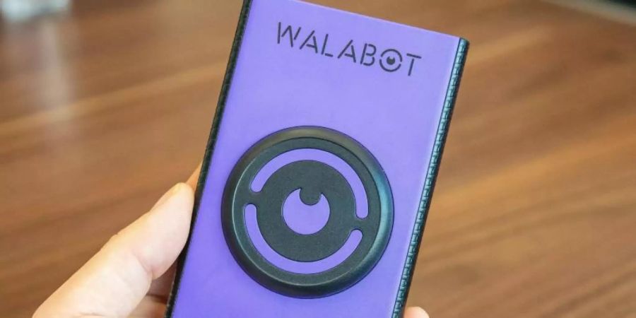 Der Walabot DIY von Vayyar ist ein Radarsensor zum Anstecken an Smartphones, der in Wände schauen kann. Foto: Robert Günther/dpa-tmn
