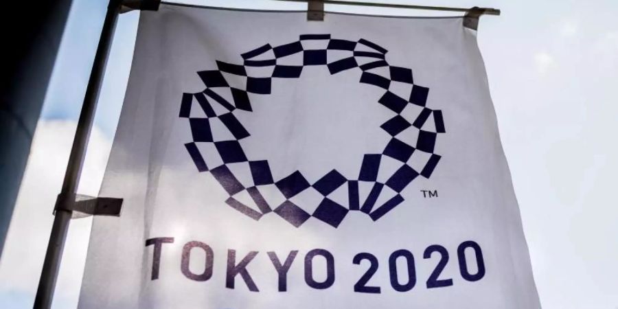 Das Logo für die Olympischen Sommerspiele Tokyo 2020 auf einer Fahne. Foto: Michael Kappeler/dpa