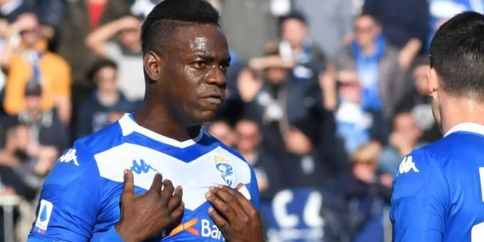 Sah sich gegen Lazio Rom erneut rassistischen Anfeindungen ausgesetzt: Mario Balotelli (l). Foto: Alessio Tarpini/LPS via ZUMA Wire/dpa Sah sich gegen Lazio Rom erneut rassistischen Anfeindungen ausgesetzt: Mario Balotelli (l). Foto: Alessio Tarpini/LPS via ZUMA Wire/dpa