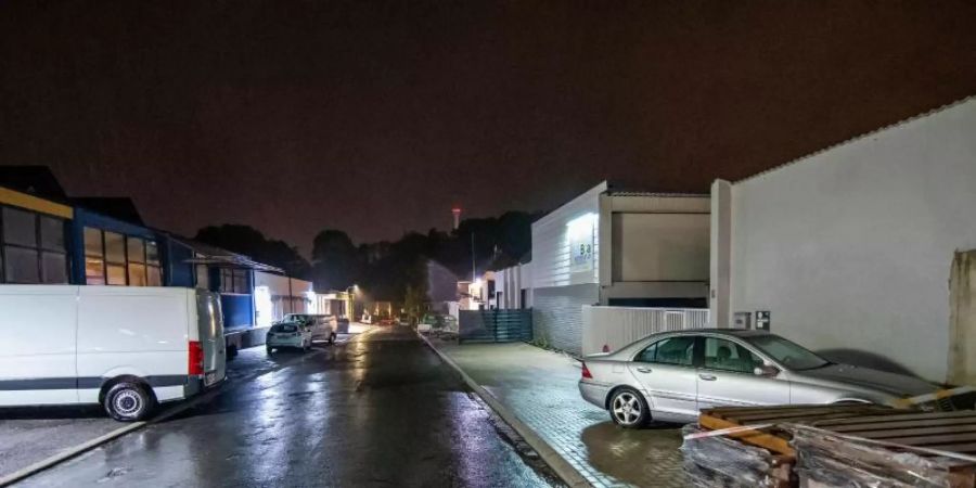 Auf dieser Strasse in einem Gewerbegebiet von Iserlohn fuhr ein Autofahrer in eine Gruppe von Menschen gefahren. Foto: Markus Klümper