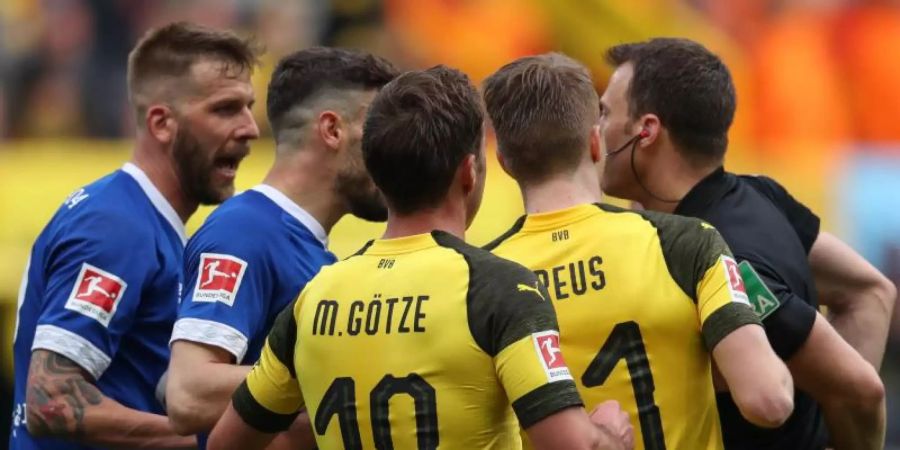 Zum 154. Mal steht das Revierderby zwischen Schalke 04 und Borussia Dortmund auf dem Programm. Foto: Friso Gentsch/dpa