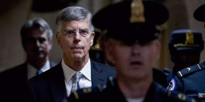 US-Diplomat William Taylor nach seiner Aussage in Washington. Der Spitzendiplomat bestätigte die Vorwürfe gegen Donald Trump teilweise. Ziel der Untersuchung ist ein Amtsenthebungsverfahren gegen Donald Trump einleiten zu können. Donald Trump William Taylor