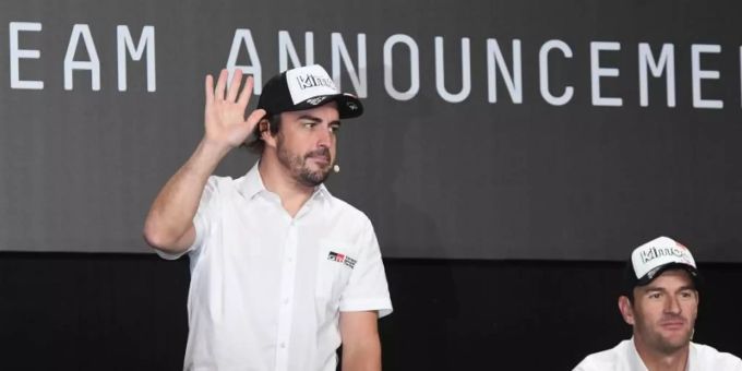 Geht bei der Rallye Dakar an den Start: Fernando Alonso (l). Foto: Sandro Delaere/BELGA/dpa Geht bei der Rallye Dakar an den Start: Fernando Alonso (l). Foto: Sandro Delaere/BELGA/dpa