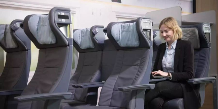 Mirjam von der DB Fernverkehr sitzt in den neu gestalteten Sitzen des ICE. Die Sitze werden ab März 2020 in den ICE 4 Zügen verbaut. Foto: Jörg Carstensen/dpa