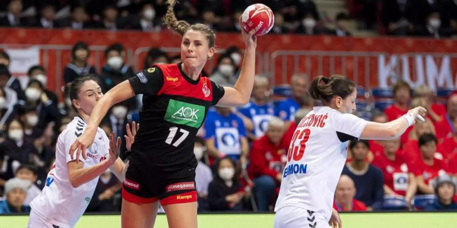 Alicia Stolle (M) kommt gegen Serbiens Abwehr zum Wurf. Foto: Marco Wolf/wolf-sportfoto/Marco Wolf