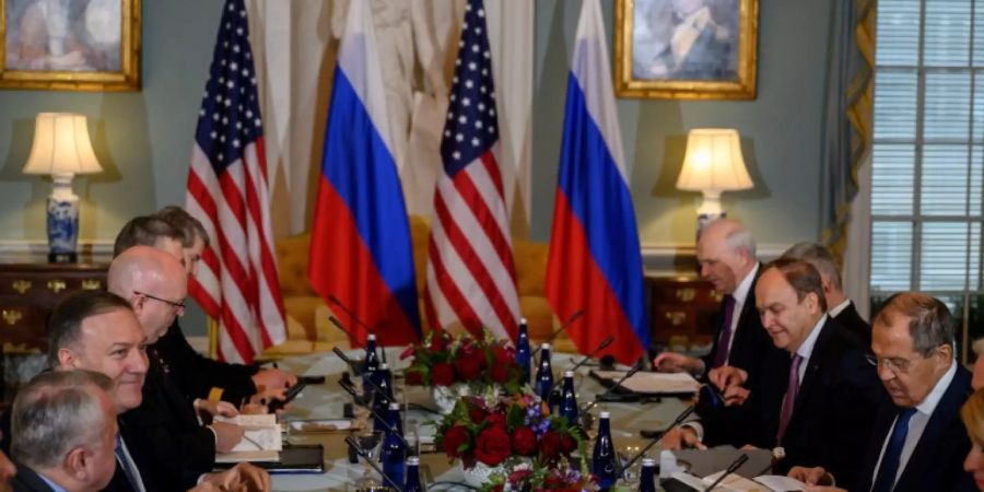 Pompeo (2.v.l.) und Lawrow (r.)